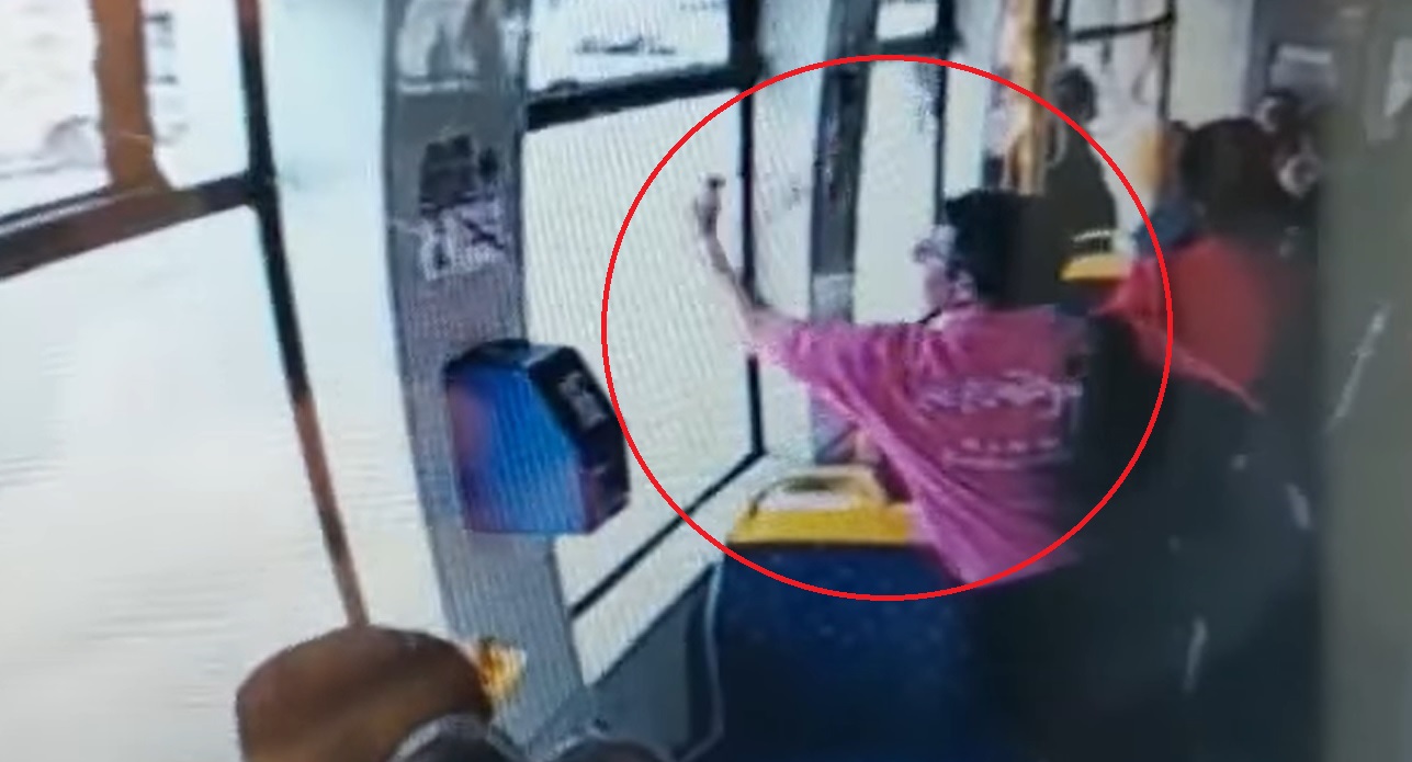 Un pasager a spart geamul unui tramvai nou din Oradea ca să-și facă singur aer condiționat. Momentul, filmat de o cameră video