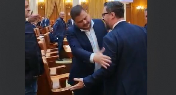 Scandal monstru în Parlament. Deputați de la AUR și PSD s-au îmbrâncit și înjurat de mame