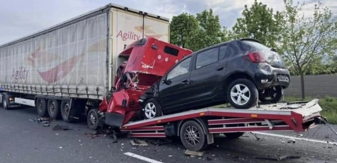 Moarte cumplită pentru un șofer român pe M1, în Ungaria. A murit strivit în cabina autoutilitarei pe care o conducea