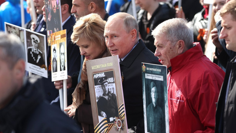 Putin cu portretul tatălui său în mâini
