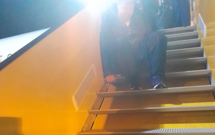 Un bărbat cu dizabilități a fost nevoit să se târască pe scările avionului ca să coboare