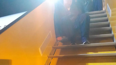 Un bărbat cu dizabilități a fost nevoit să se târască pe scările unui avion ca să coboare.
