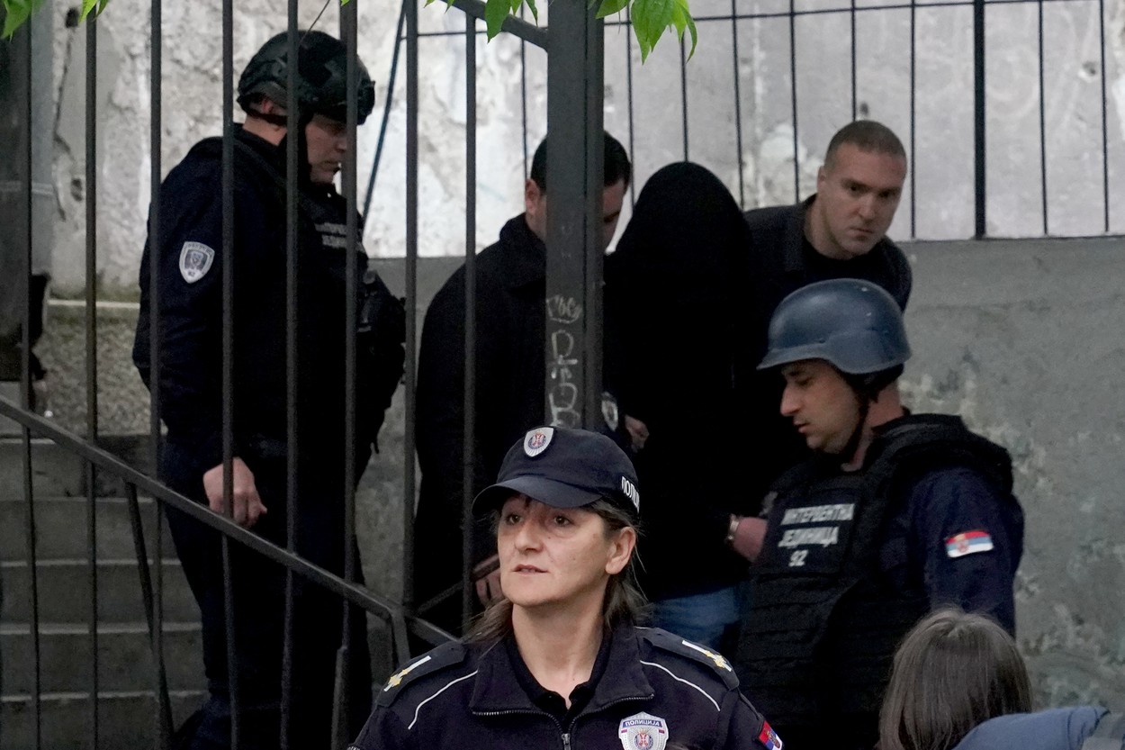 Băiatul criminal de la Belgrad a tras 57 de focuri de armă și a sunat la poliție după masacru: „Sunt un psihopat, trebuie să mă calmez”