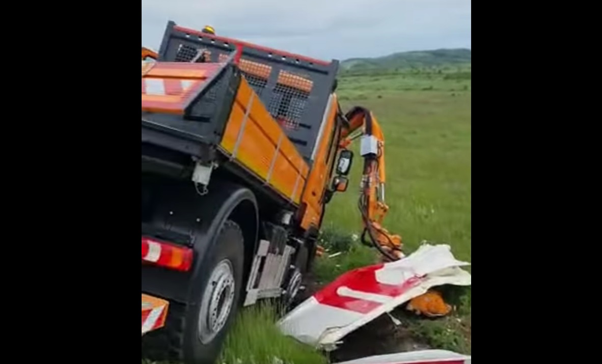 Utilaj de la Drumuri Naționale, lovit de un camion pe șoseaua de centură a municipiului Drobeta-Turnu Severin