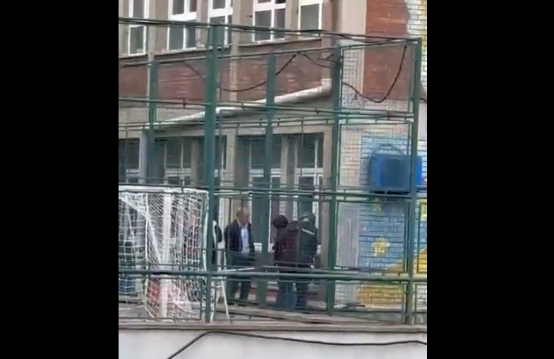 VIDEO. Momentul în care elevul care și-a ucis colegii la o școală din Belgrad este arestat