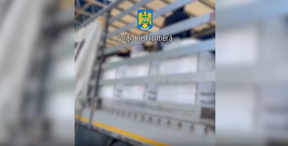 Transport ilegal. 47 de migranți, ascunși printre saci cu granule din plastic și baxuri cu apă minerală