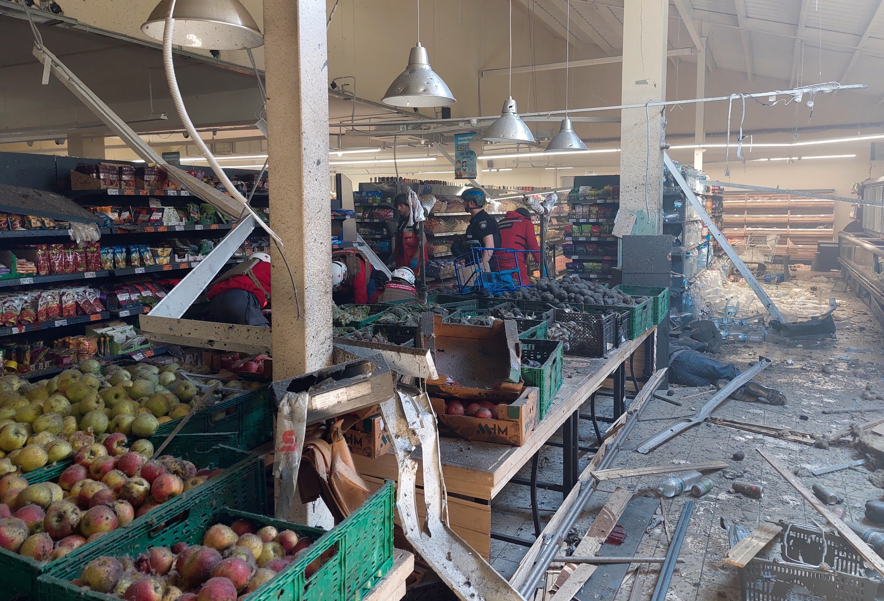 16 oameni au fost uciși de atacurile rușilor în Herson, care au lovit un supermarket și gara din oraș
