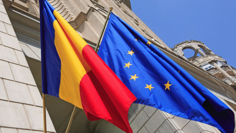 steagul româniei alături de cel al UE