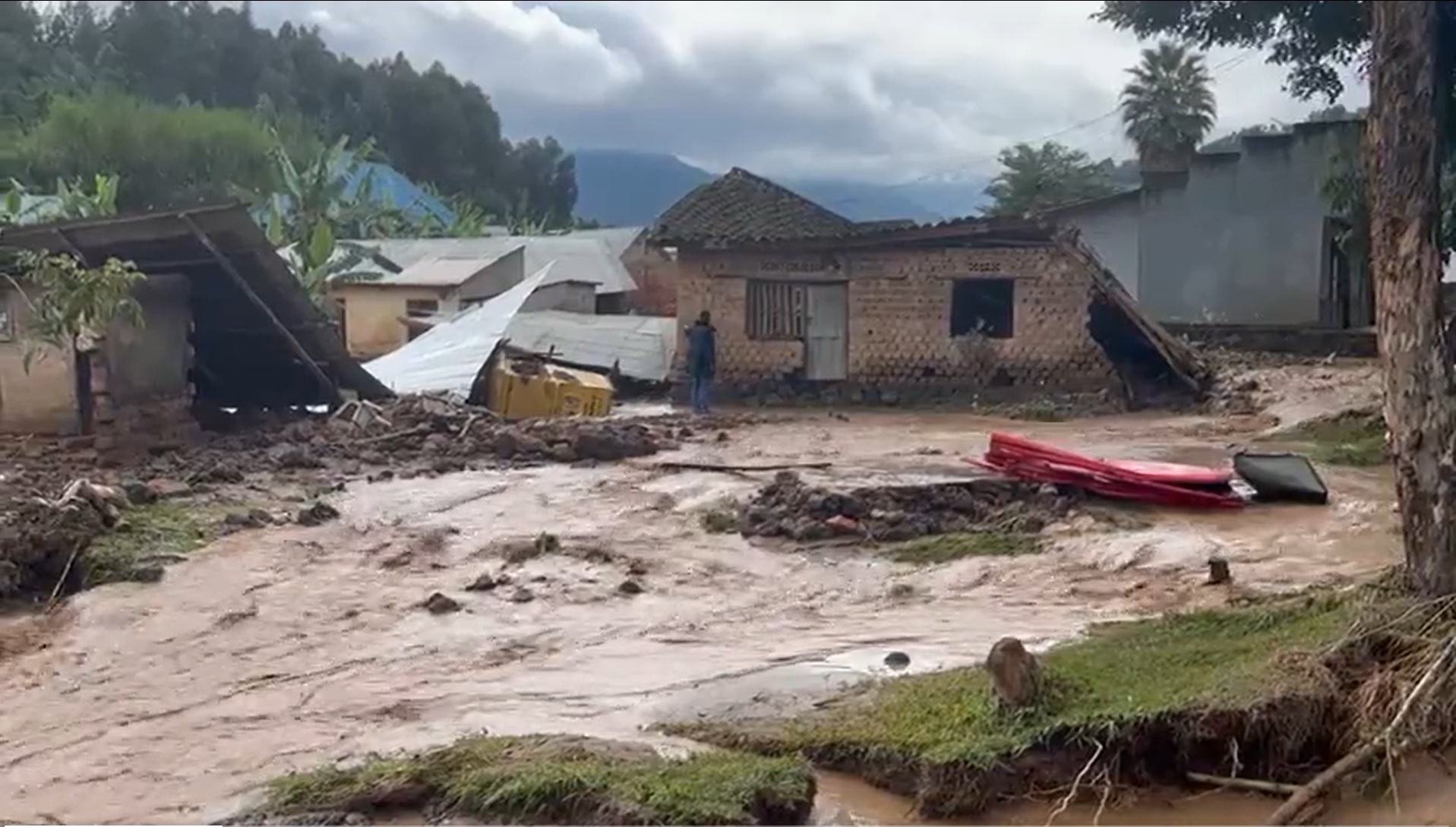 136 de oameni au murit în inundațiile și alunecările de teren din Rwanda și Uganda, după o lună de potop
