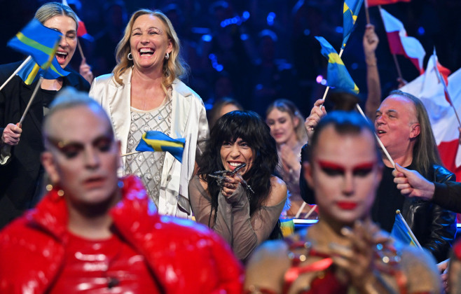 Cântăreața suedeză Loreen la Eurovision 2023, împreună cu echipa
