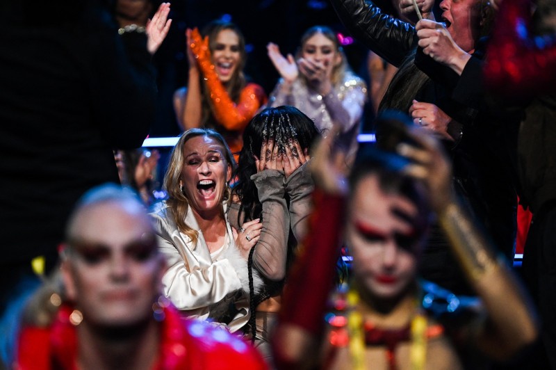 Cântăreața suedeză Loreen la Eurovision 2023, împreună cu echipa