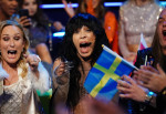 Loreen cu un steag al Suediei
