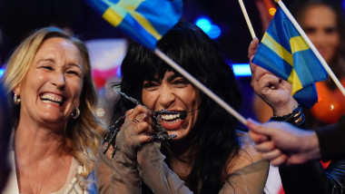 Cântăreața suedeză Loreen la Eurovision 2023, împreună cu echipa