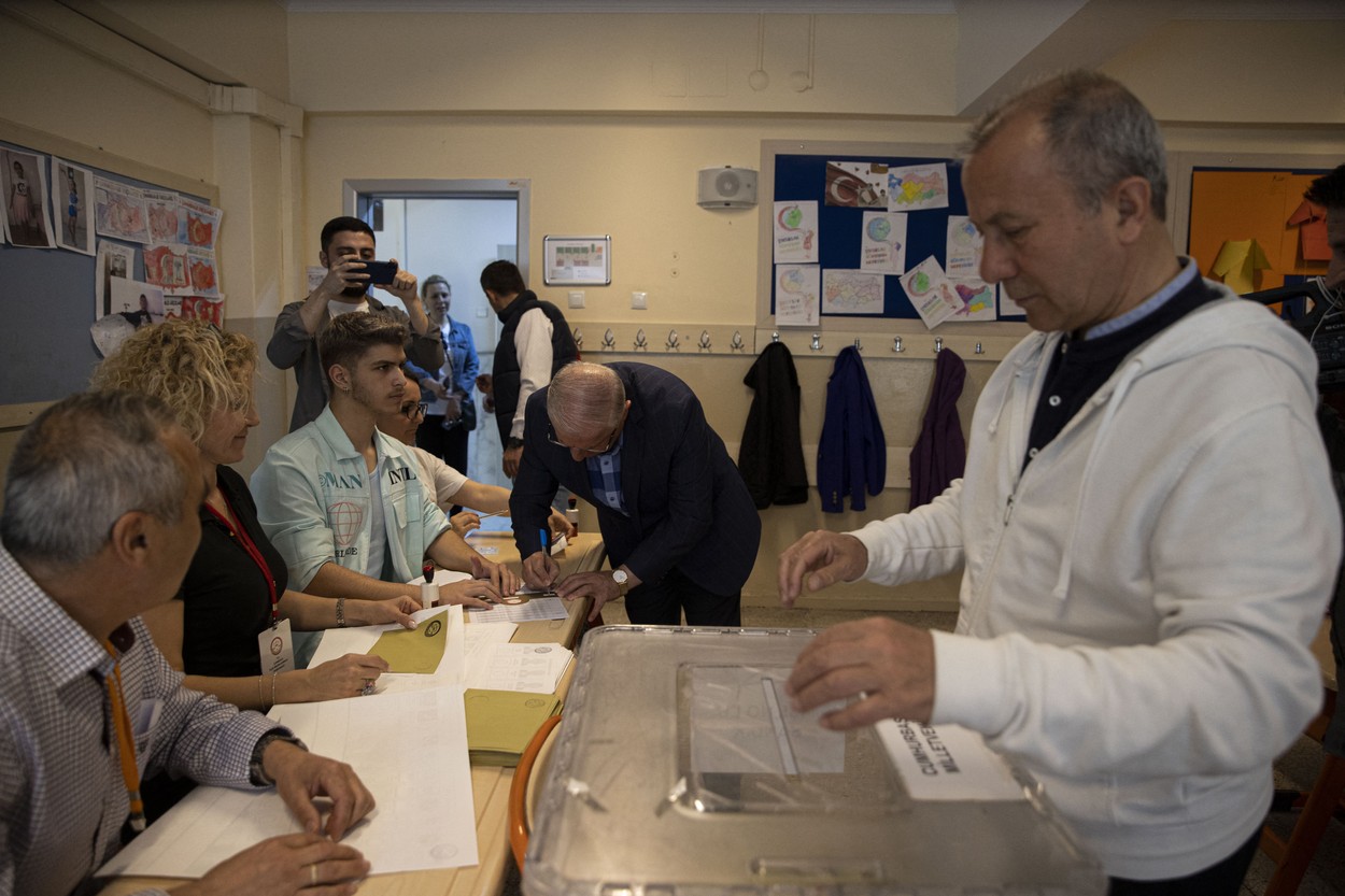 Corespondență din Turcia. Sunt cozi la secțiile de votare: „Ne confruntăm cu mari probleme și ne dorim să existe democrație”
