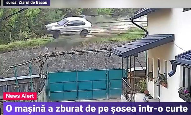 Accident spectaculos în Bacău. O mașină a zburat de pe șosea într-o curte. Trei persoane au fost rănite