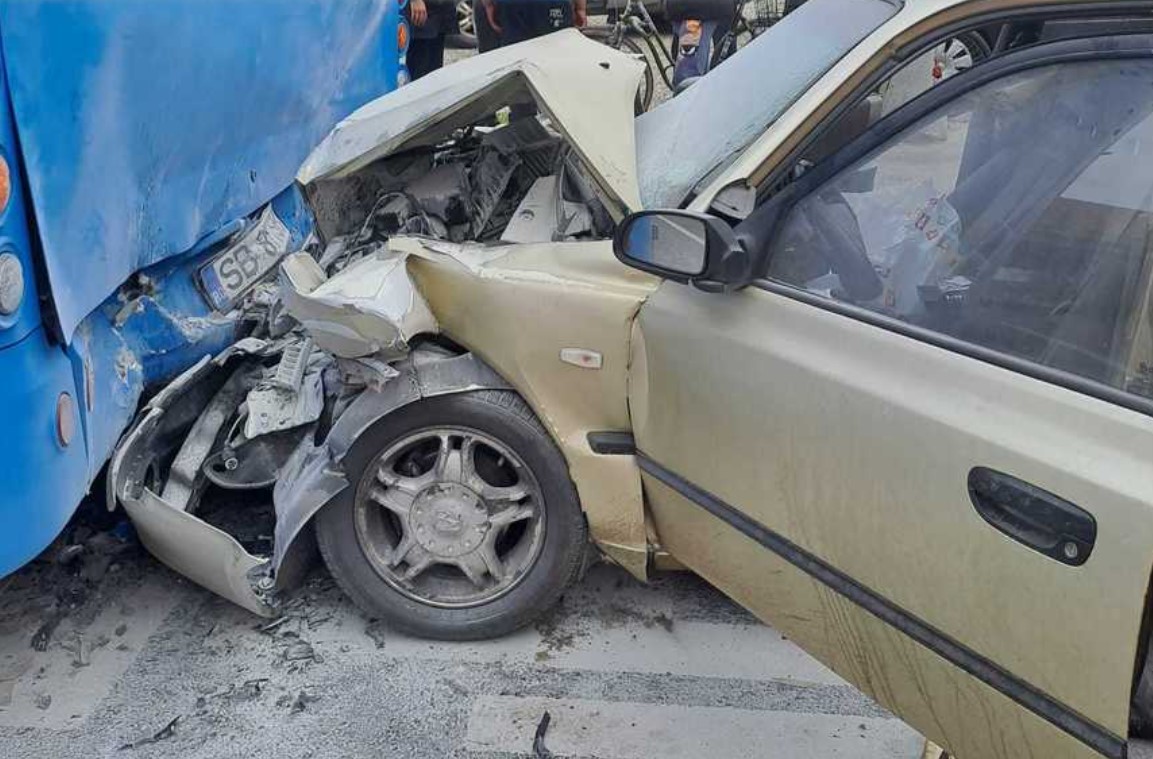 Un tânăr de 24 de ani a murit după ce a intrat cu maşina într-un autobuz cu călători aflat în staţie