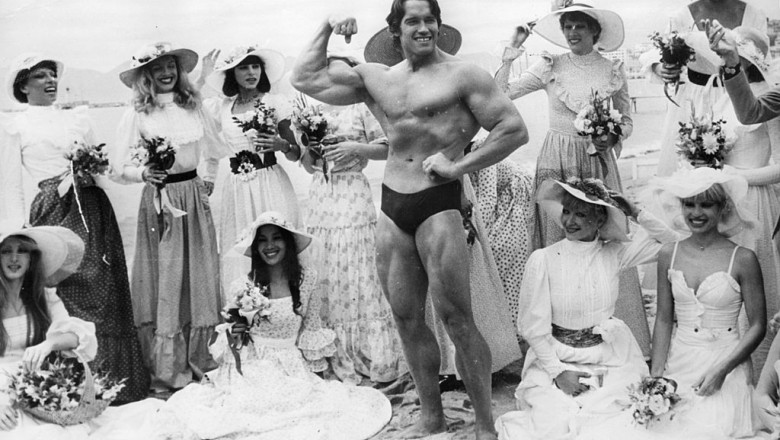 Arnold Schwarzenegger in tinerete, inconjurat de mai multe tinere