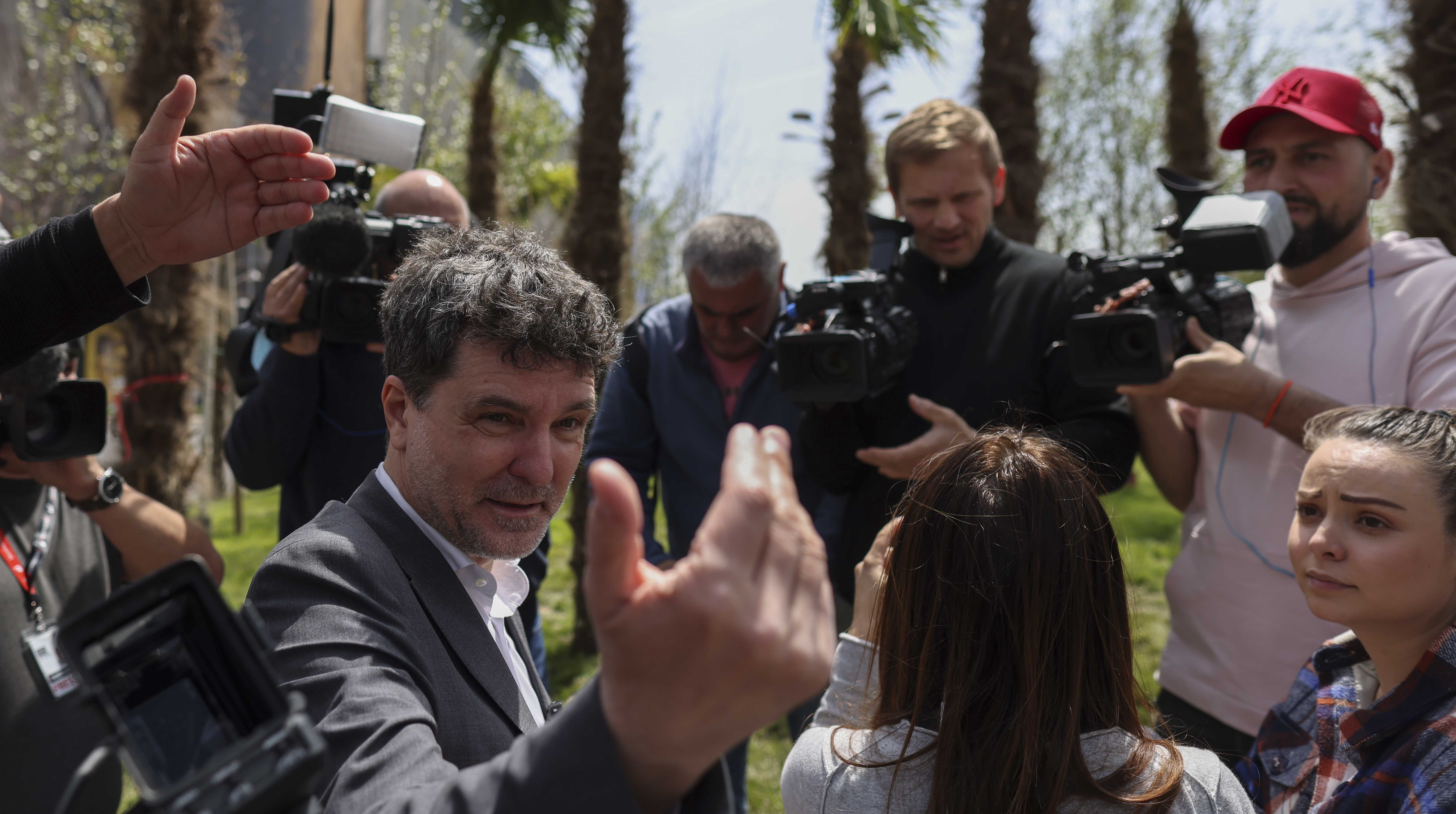 Scandalul palmierilor. Nicușor Dan: „Îi scoatem și îi lăsăm în fața primăriei Sectorului 3”. Robert Negoiță: „Face un circ ieftin”