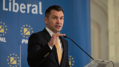 Purtătorul de cuvânt al Partidului Național Liberal, Ionuț Stroe, susține o conferință de presă la Palatul Parlamentului din București pe 6 decembrie 2021.