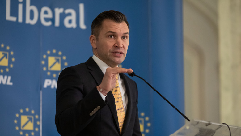 Purtătorul de cuvânt al Partidului Național Liberal, Ionuț Stroe, susține o conferință de presă la Palatul Parlamentului din București pe 6 decembrie 2021.