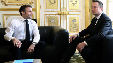 Elon Musk vorbește cu Emmanuel Macron