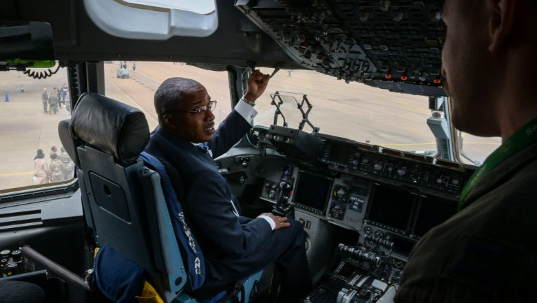Ambasadorul SUA în Africa de Sud, Reuben Brigety, stă la manșa unei aeronave aflate la sol în timpul unei expoziții din Centurion, Africa de Sud, pe 21 septembrie 2022.