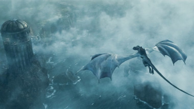 Scenă din serialul House of the Dragon în care un dragon zboară deasupra unei cetăți.