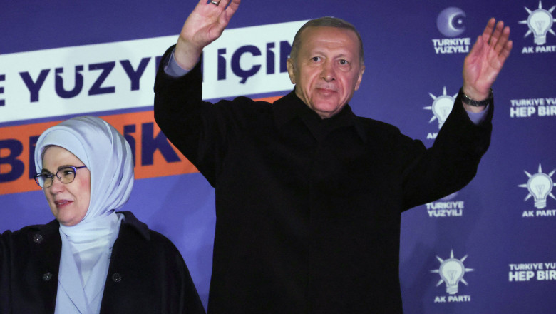 Erdogan cu mâinile ridicate