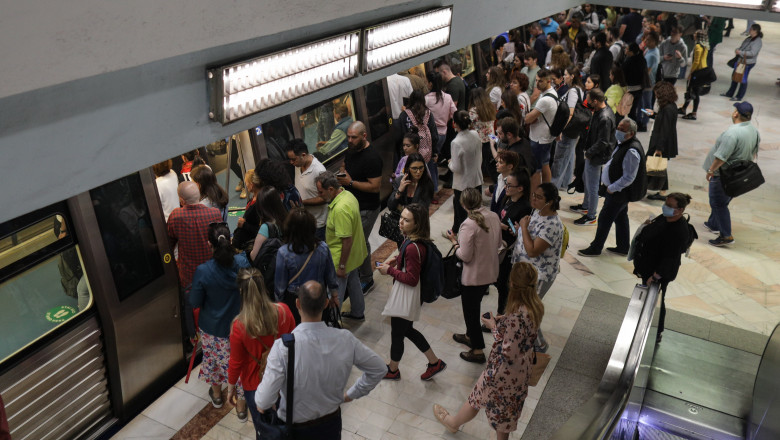 oameni urcă în metrou, aglomerație metrou