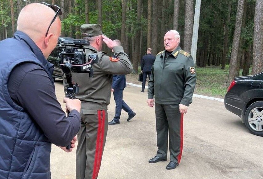 Prima fotografie cu Lukașenko după ce s-a speculat că a fost internat cu probleme cardiace. Dictatorul belarus are o mână bandajată