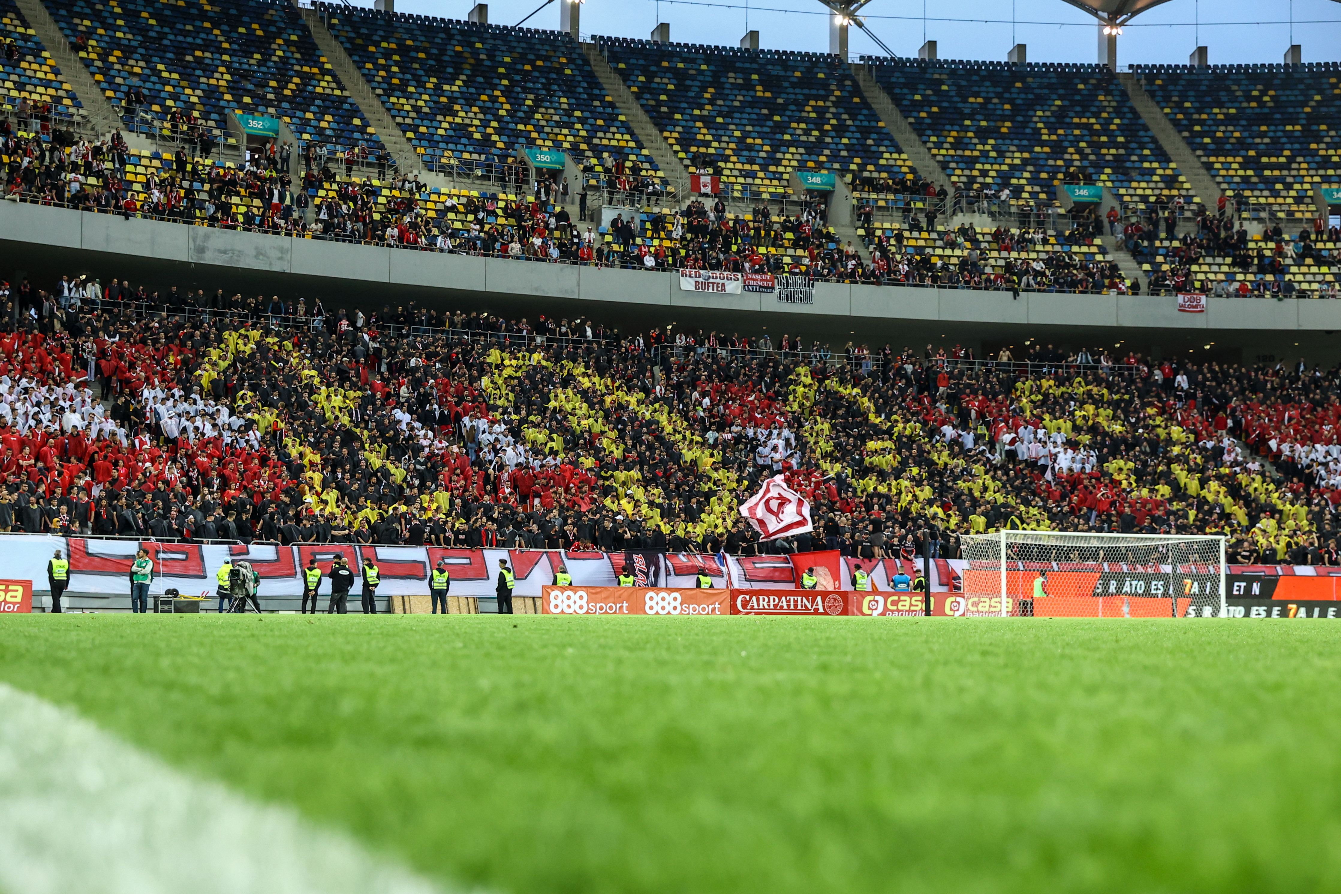 Meciul Steaua-Dinamo, întrerupt după ce fanii au aruncat torțe pe teren. Jandarmeria a anunțat că au fost întocmite 10 dosare penale