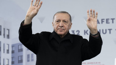 Erdogan cu mâinile ridicate