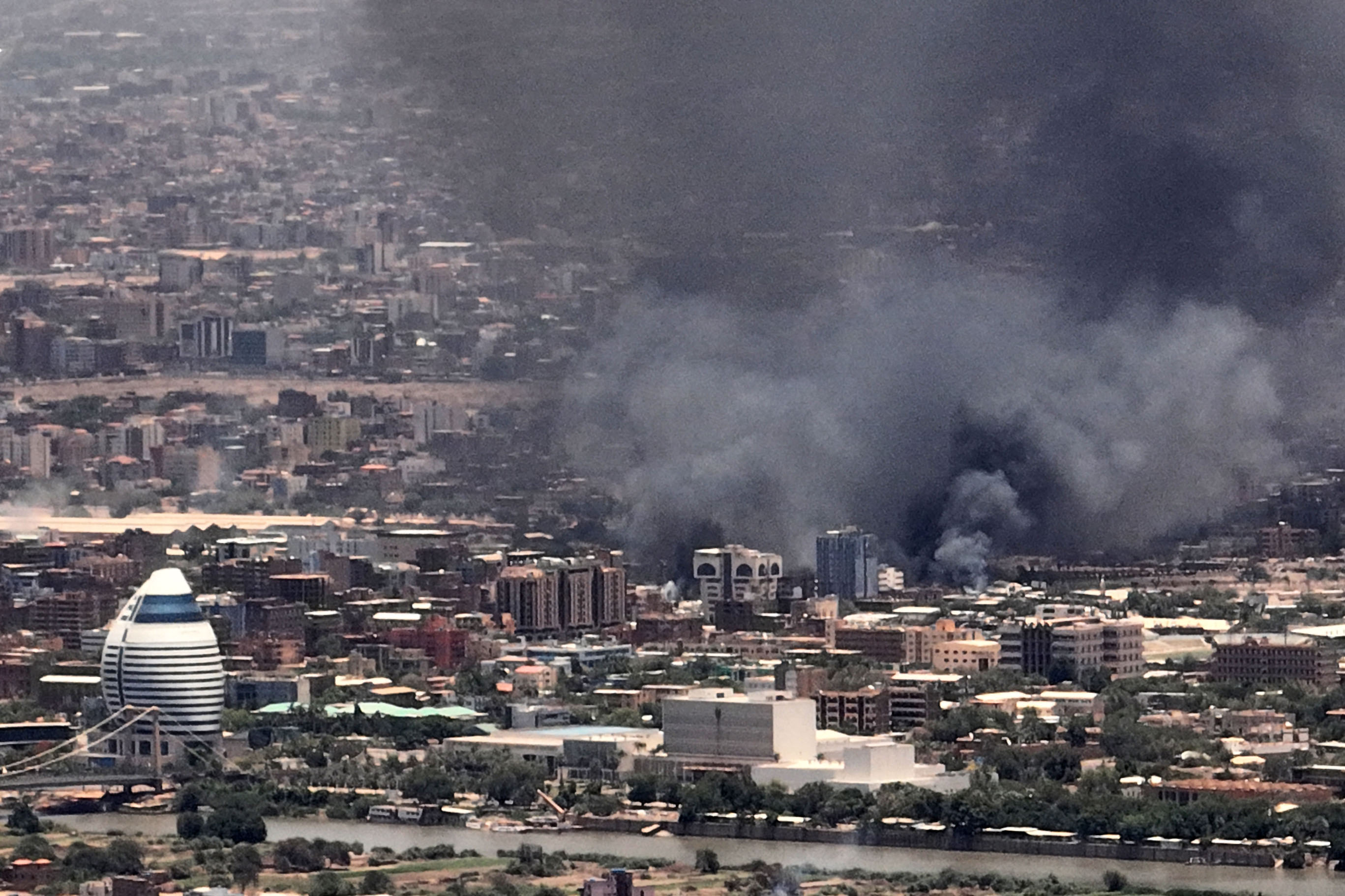 Lupte grele în Sudan. Războiul dintre cei doi generali ia amploare, la o lună de la începutul bătăliei pentru putere