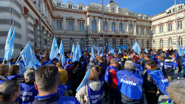 sindicalisti de la federatia columna la protest