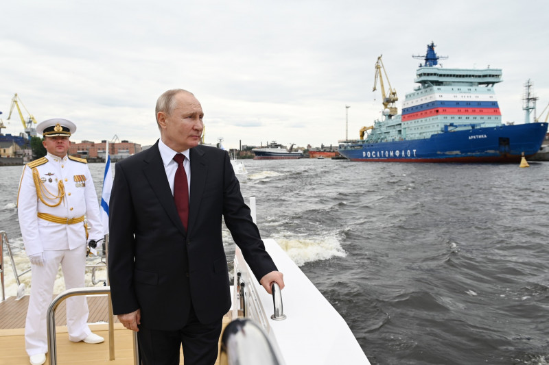 Putin participă la inaugurarea unui vas nou