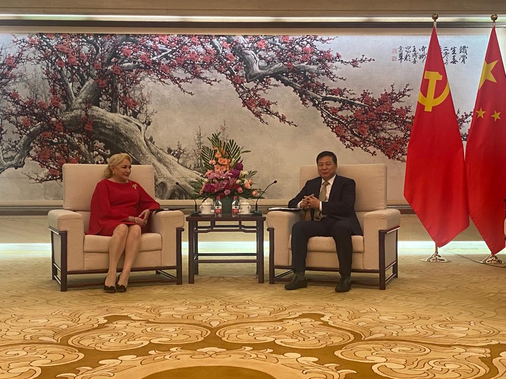 Adrian Năstase și Viorica Dăncilă s-au dus în China. Năstase, invitat de ICR Beijing. Dăncilă promovează „pacea în regiune”