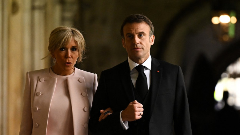 Președintele Franței Emmanuel Macron se plimbă ținând-o la braț pe soția sa Brigitte Macron, la Londra, pe 6 mai 2023.
