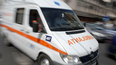 O ambulanță se pune în mișcare în centrul Bucureștiului pe 24 iulie 2007.