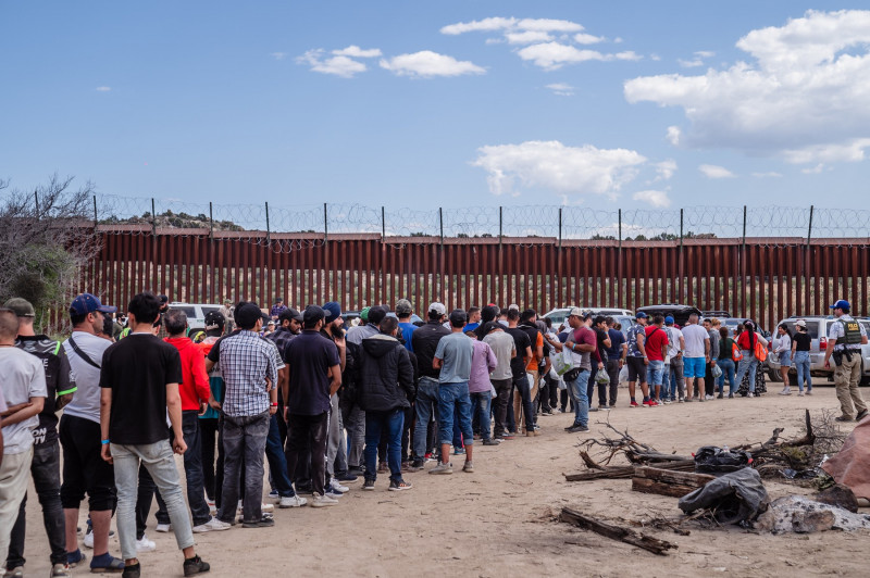 sute de migranți la granița dintre Mexic și SUA încearcă să intre în America