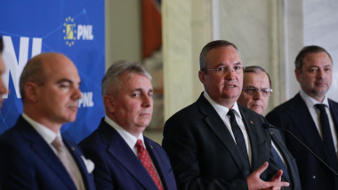 Premierul Nicolae Ciucă și mai mulți lideri liberali susțin declarații de presă la finalul ședinţei Biroul Politic Naţional al Partidului Naţional Liberal, la Palatul Parlamentului din București, 16 mai 2023.