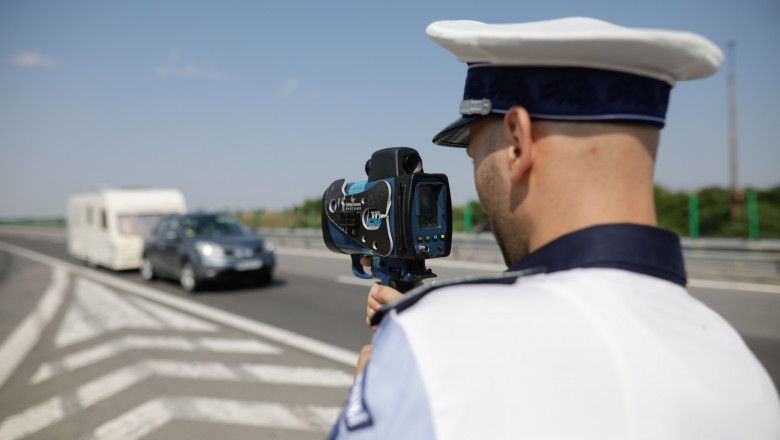 Un polițist folosește radarul mobil pe Autostrada Soarelui, marți 10 august 2021.