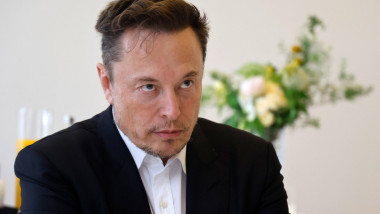 Omul de afaceri Elon Musk stă pe scaun în timpul unei întrevederi cu ministrul francez al Economiei, la Paris, pe 15 mai 2023.