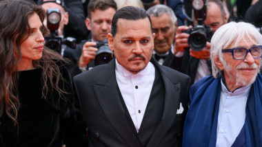 Actorul Johnny Depp merge pe covorul roșu la Cannes, pe 16 mai 2023.