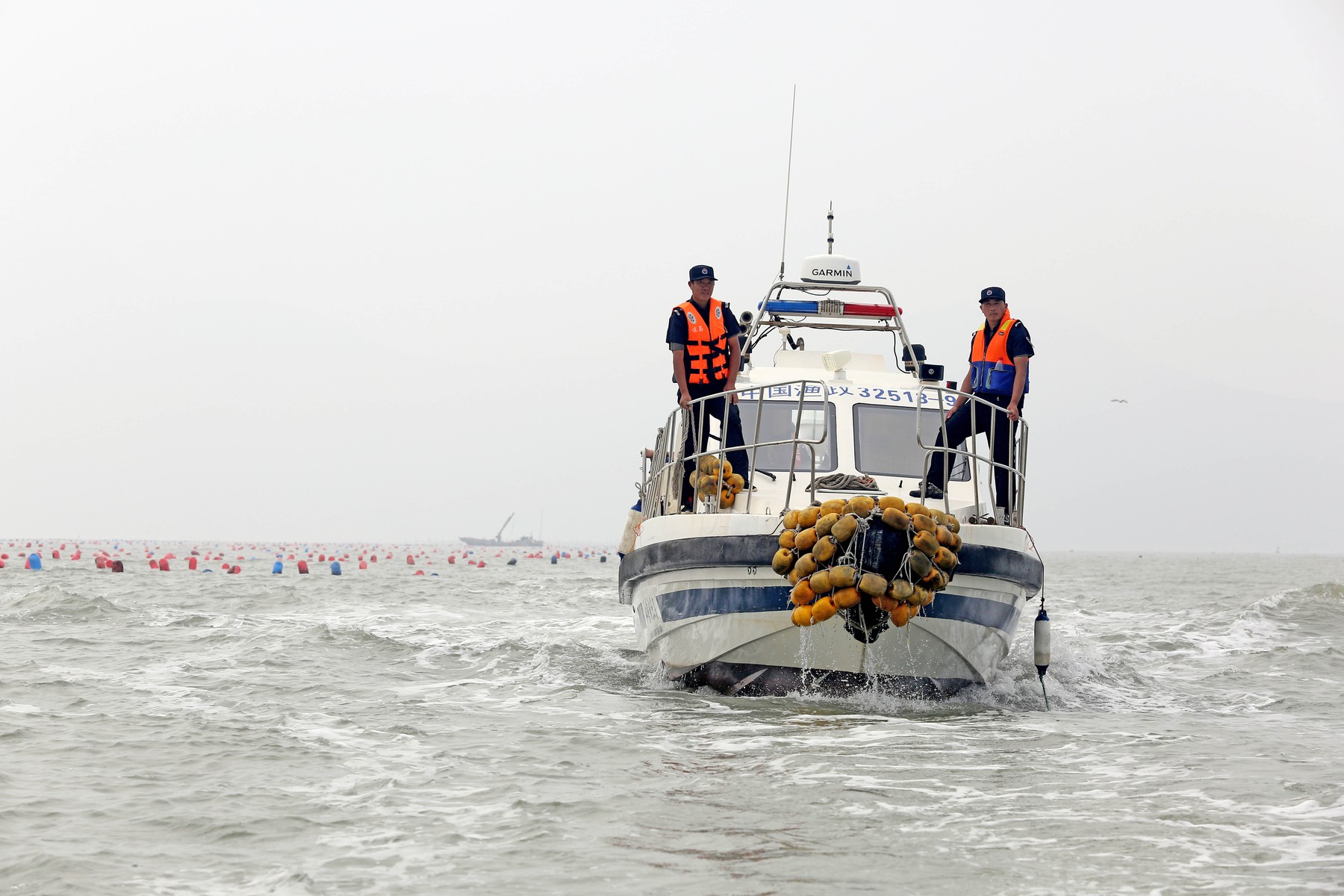 O navă de pescuit s-a răsturnat în Oceanul Indian. Toți cei 39 de membri ai echipajului sunt daţi dispăruţi