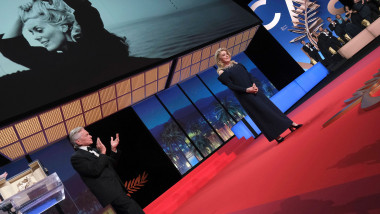 Michael Douglas und Catherine Deneuve bei der Opening Ceremony mit der Verleihung der Goldenen Palme fĂĽr das Lebenswerk
