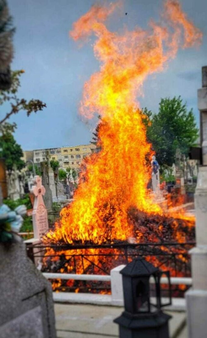 Incendiu într-un cimitir din Giurgiu din cauza unei candele lăsate nesupravegheată