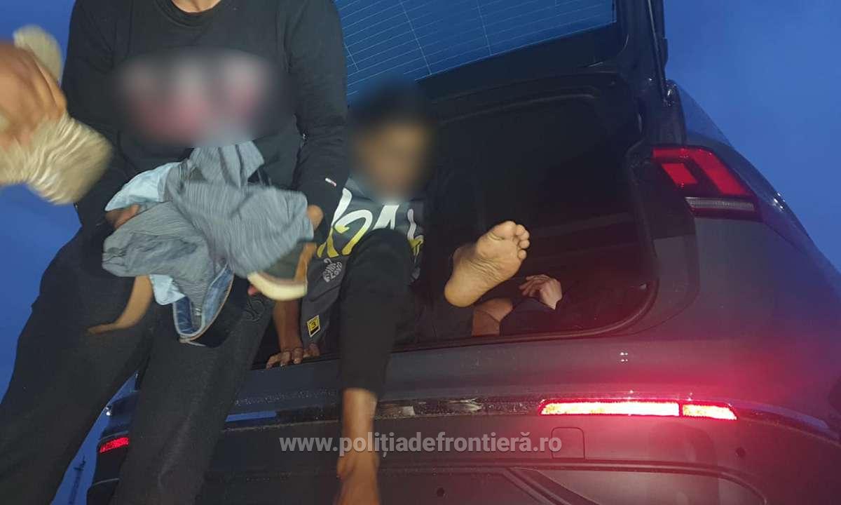Migranți ascunși în portbagajele unor mașini transportate pe trailer. 71 de cetățeni străini, prinși când voiau să fugă în Ungaria