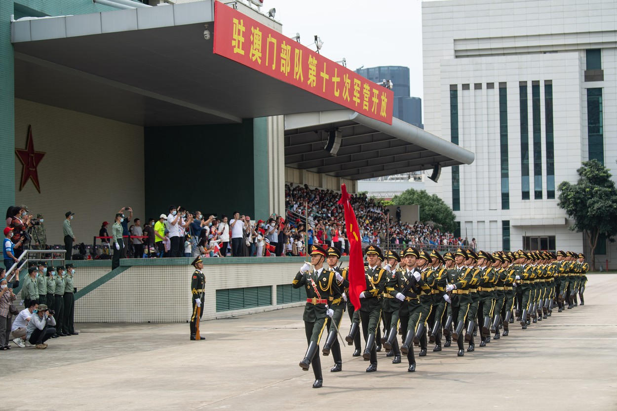 Glumă de 2 milioane de dolari. Un comediant din China a fost amendat pentru o poantă despre armată