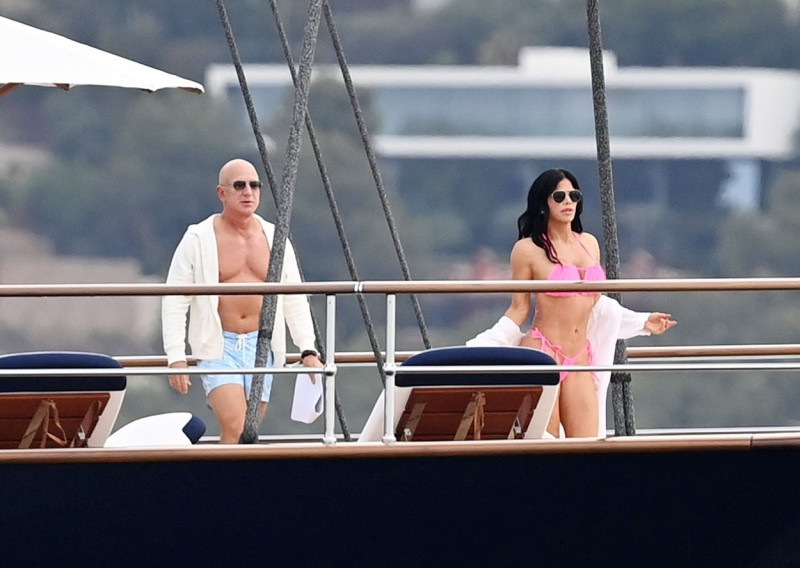 *PREMIUM-EXCLUSIVE* Amazon founder Jeff Bezos and girlfriend Lauren Sanchez pictured relaxing on his new $500M superyacht in Spain.