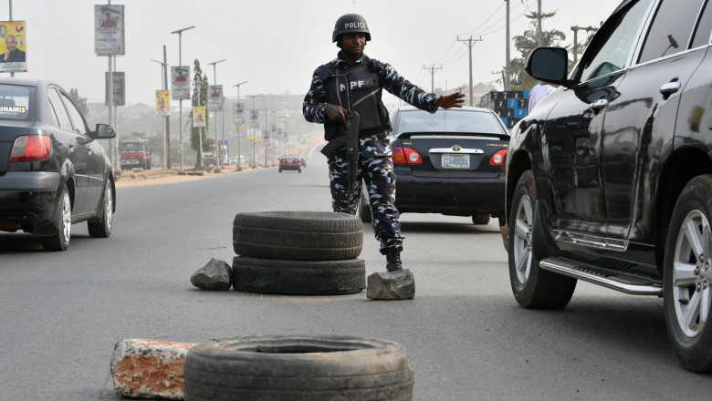 Un polițist oprește o mașină în Nigeria, pe 17 februarie 2023.